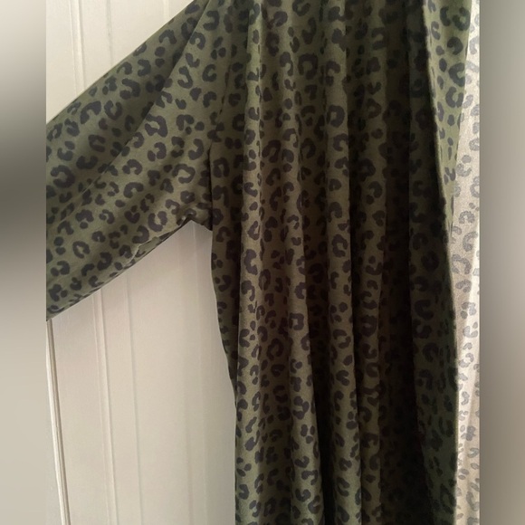 White birch cardigan army green and black animal print Large oversized length - Picture 3 of 4